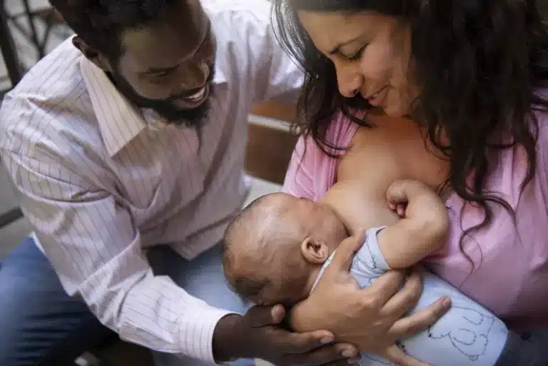 L’implication des pères dans l’allaitement : un soutien essentiel pour la mère et le nourrisson